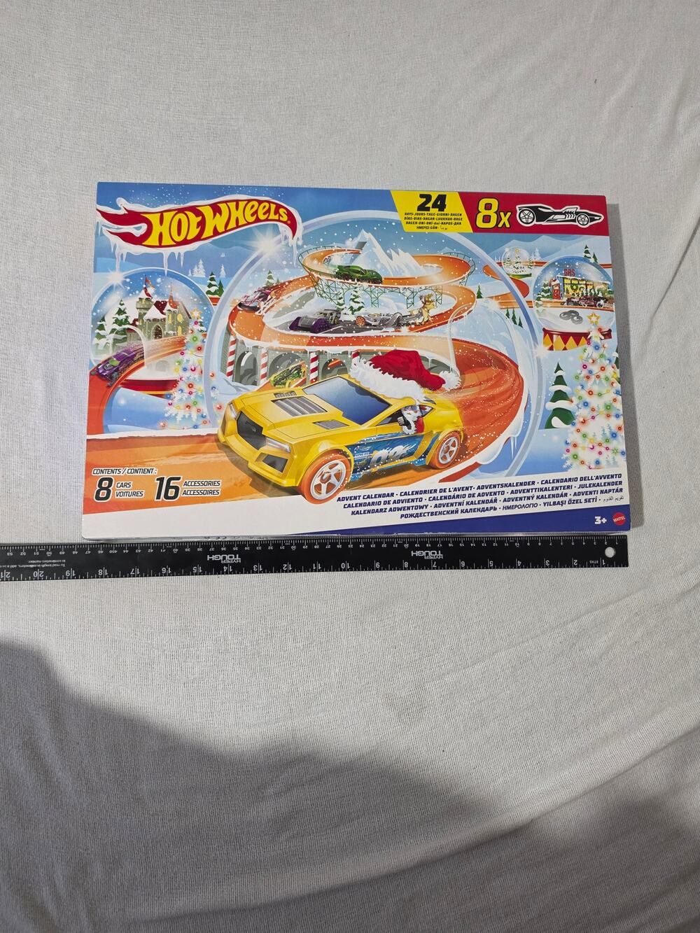 Hot Wheels Advent Calendar 8 Cars 16 Accessories